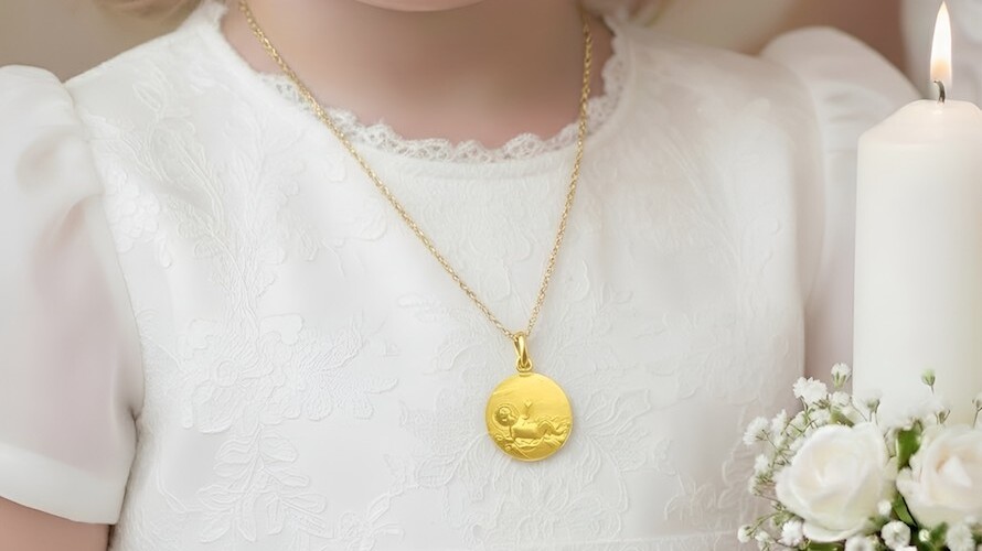 M&eacute;daille Christ de bapt&ecirc;me en or 18k : bijou spirituel et durable