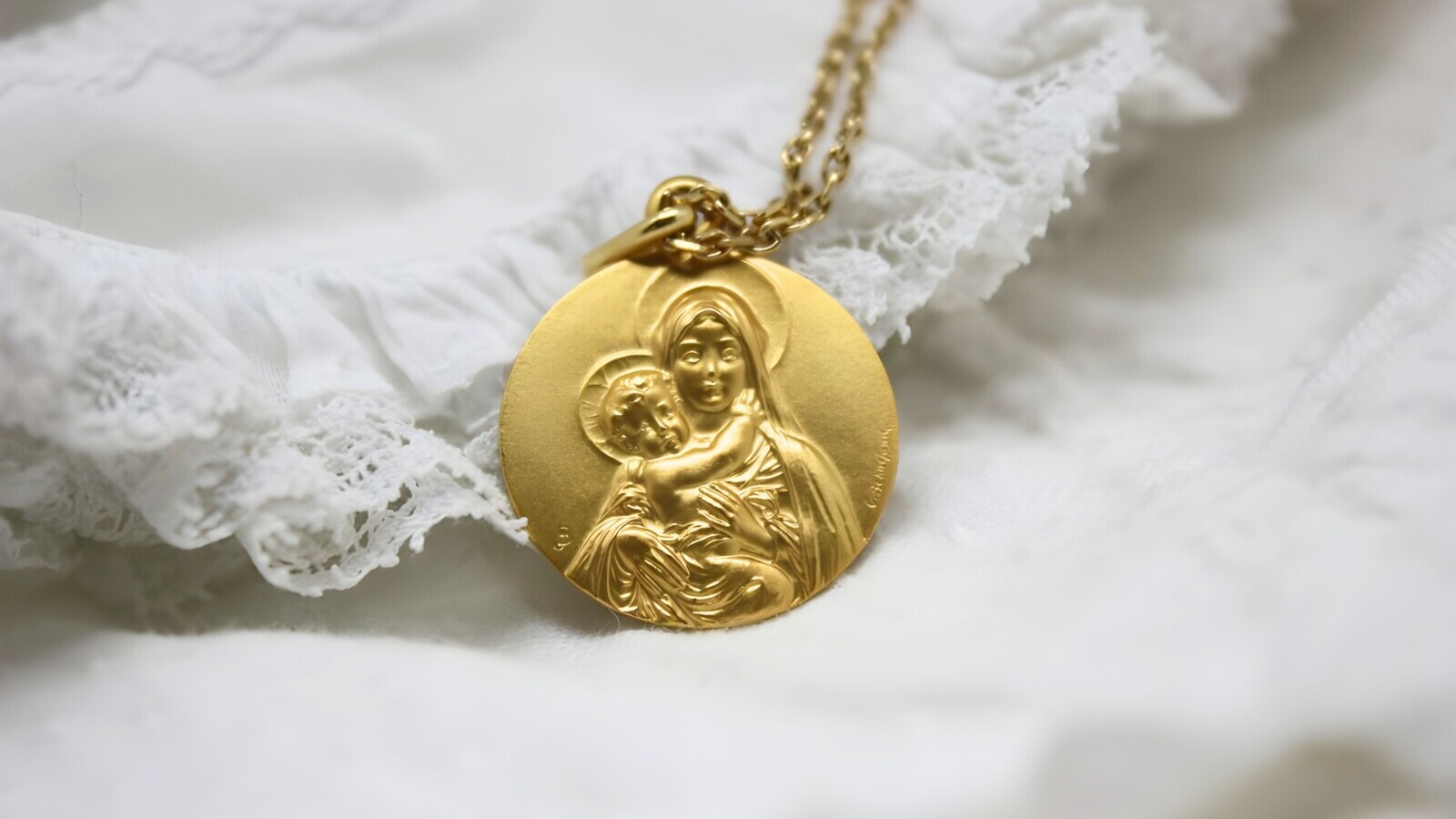 Médaille de baptême Vierge à l’Enfant : signification et choix